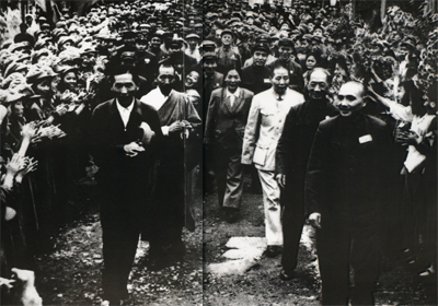 1951�꣬���Ͼ���ίԱ�Ḻ���˵�Сƽ����ǰ��������쵼���ܿ��䣨�Ҷ��������Ļԣ��������������컶ӭ����?������������ǰ����������غ�̸�����š�