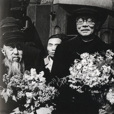 1951��4��6����5��29�գ��ֲ������������������Ѻ�Э�Ḱ�ղμӡ���һ���ڹ�������������ų������Ŷ��������вι۷��ʡ�ͼΪ��������Ī˹�Ƴ�վ�ܵ����һ�ӭ��ǰ����Ϊ����壬��Ϊ�ֲ�����