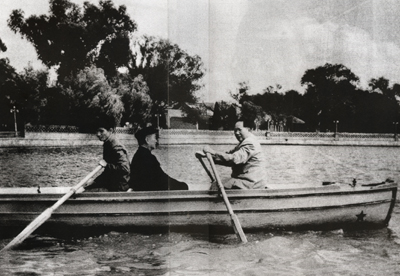 1952��9�£���Ǳ���У�Ӧë������ͬ�����Ϻ���