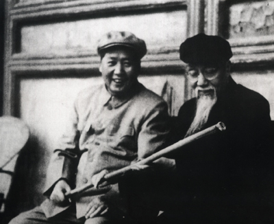 1954��5��20�գ�ë�󶫺ͳ���ͨ��һ��ι��й���ʷ����������ų�¥����ٰ��ȫ�����������������չ����ͼΪë�󶫺ͳ���ͨ�����ų�¥����Ϣʱ��Ӱ��