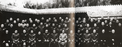 1954��10��18�գ��л����񹲺͹�����ίԱ����ϯë�󶫺ͳ�ϯ����ίԱ���һ�λ����ίԱ��Ӱ��ǰ�����𣺸����塢��Ǳ�������顢���ٻ������������»���ë�󶫡���¡������С���Сƽ������ǰ��Ҷ��Ӣ�������С����ơ���������Ϊ�����衣