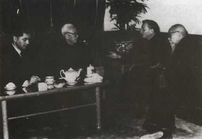 1956��12�£����ƣ��Ҷ��������򳾣��񽨳�Ա�������������ͨ����һ���������ʣ��񽨳�Ա����һ�����н�̸�����۹��̽���ʿ������������������������彨���з������á�