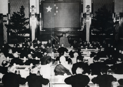 1956��5��2�գ�ë���ڵ��ߴ���߹��������������ʮ���ϵ���ı��棬����˹���������������ɡ����ڹ��桢����ල�����롣