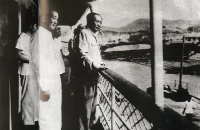 1958��9�£�ë�󶫺������У�ǰ��һ���ڳ����ִ��ϡ�