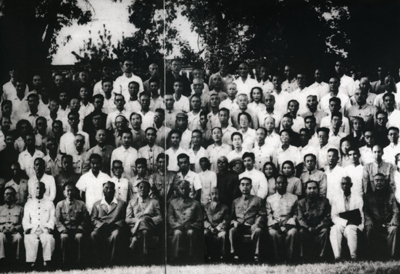 1960��8��22�գ��й������쵼��ë�󶫡������桢�ܶ�������¡�����ȽӼ���ϯ�����ˡ������ũ�������¹���������ѧ�������������ɲμӡ����ɻᡱ�Ĵ��������ڻ���Ӱ��
