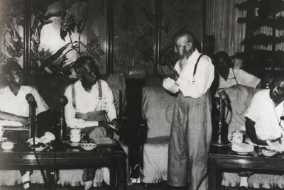 1960��8��26�գ����й������ټ��ĸ��������ɸ����˺��޵���������ʿ��̸��ɽ�������桢�ܶ�����������ȡ����������ϯ����巢�������