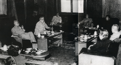 ��˫����̸�ᡱ���й��͸��������ɡ��޵�����ʿ���������徭�������������ͨ˼���һ����ʽ��ͼΪ1961��5��25�վ��е�һ�Ρ�˫����̸�ᡱ���������й��������ξ�ίԱ�����Ҹ���ϯ�����䣨��������֡�